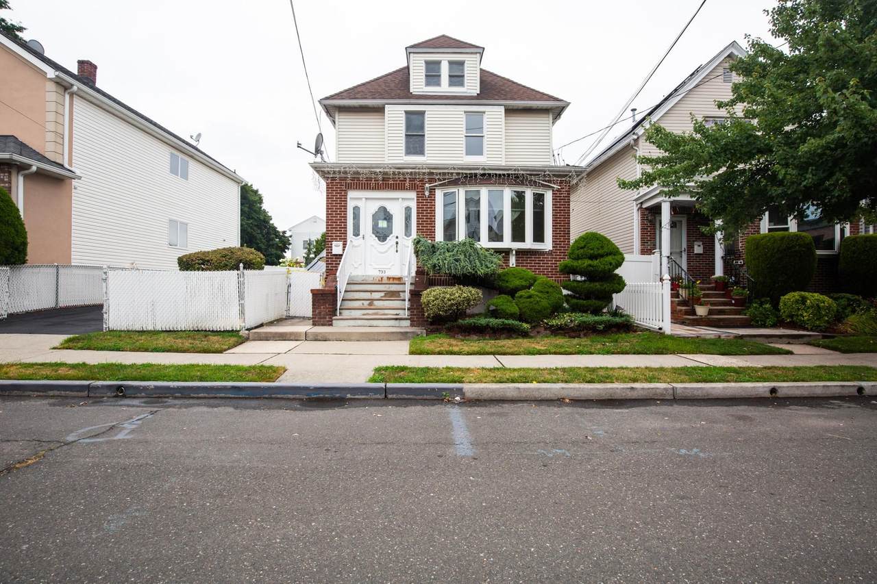 733 Hudson Ave - Photo 1