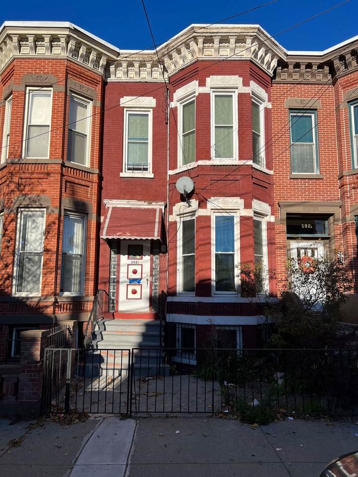 592 1/2 Bramhall Ave - Photo 1