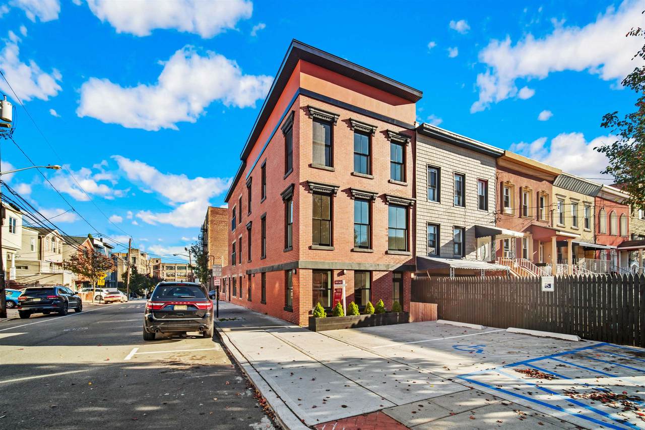 520 New York Ave - Photo 1