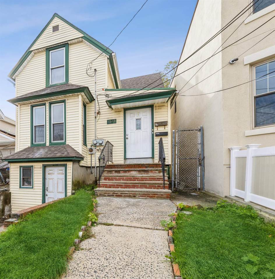 1523 38TH ST - Photo 1