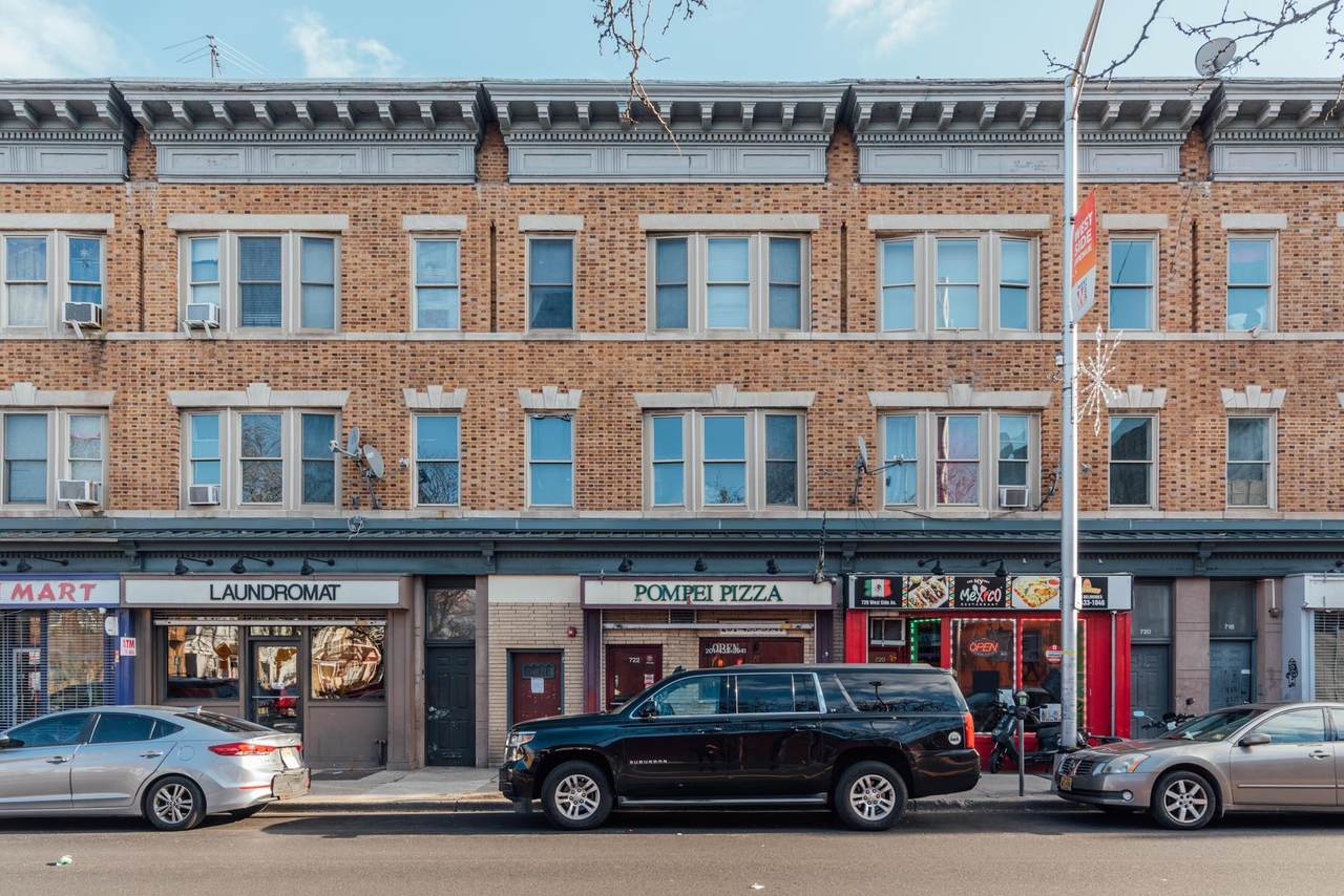 722 West Side Ave - Photo 1