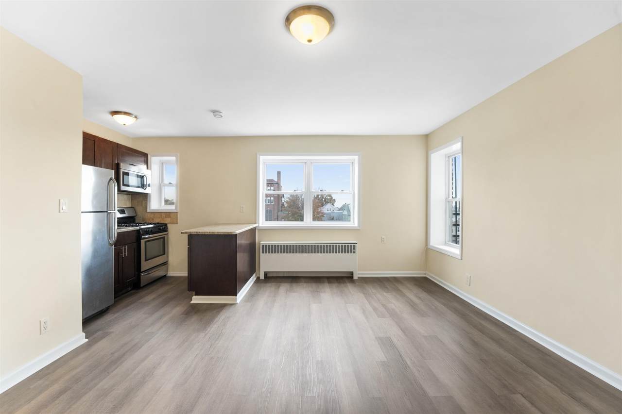 210 Woodcliff Ave - Photo 1