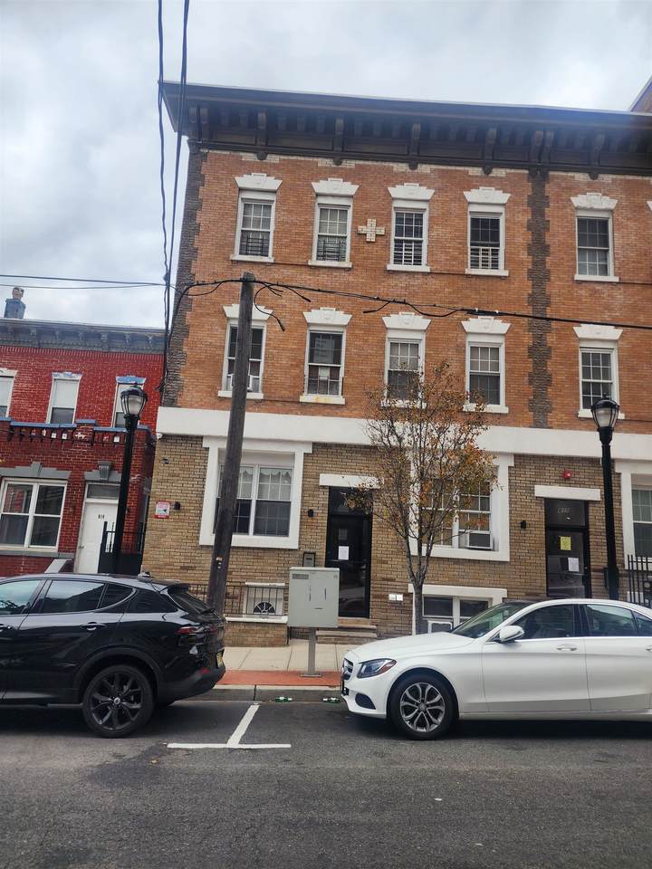 810 22ND ST - Photo 1