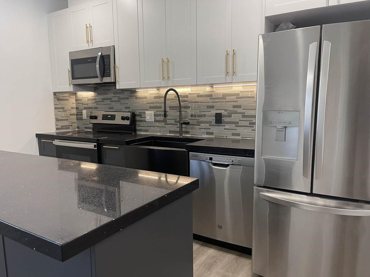 211 Baldwin Ave - Photo 1