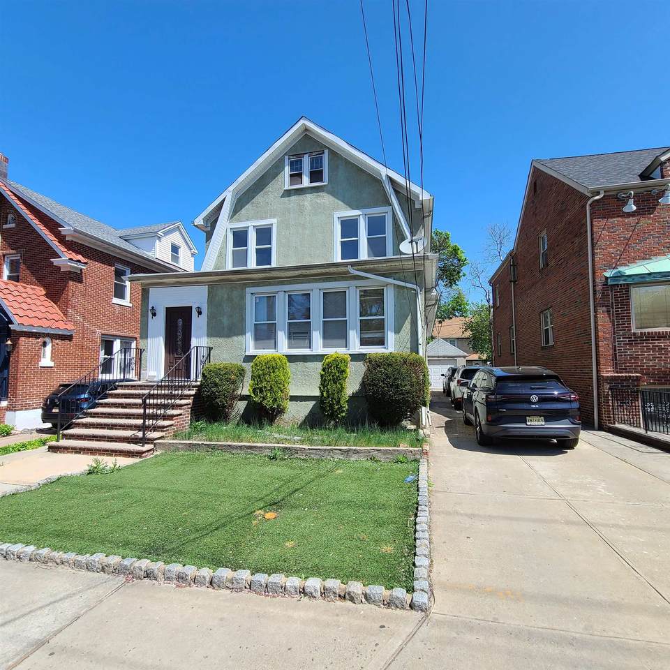 704 79TH ST - Photo 1