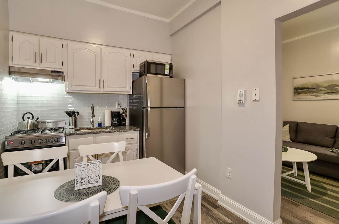 208 48TH ST - Photo 1