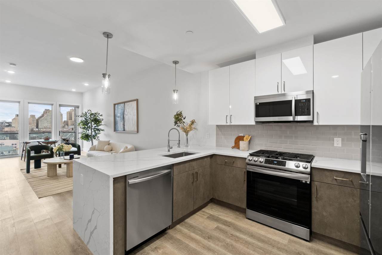 412 Whiton St - Photo 1