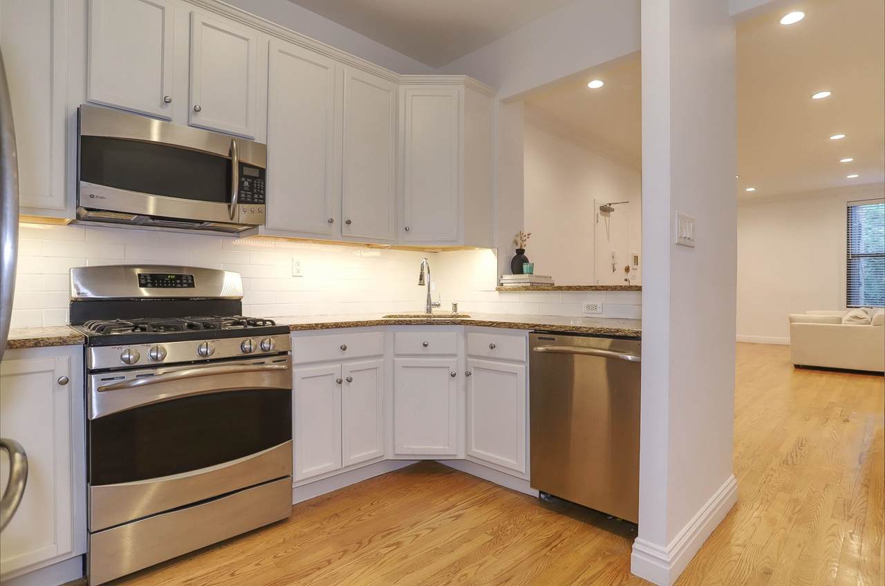 1122 Hudson St - Photo 1