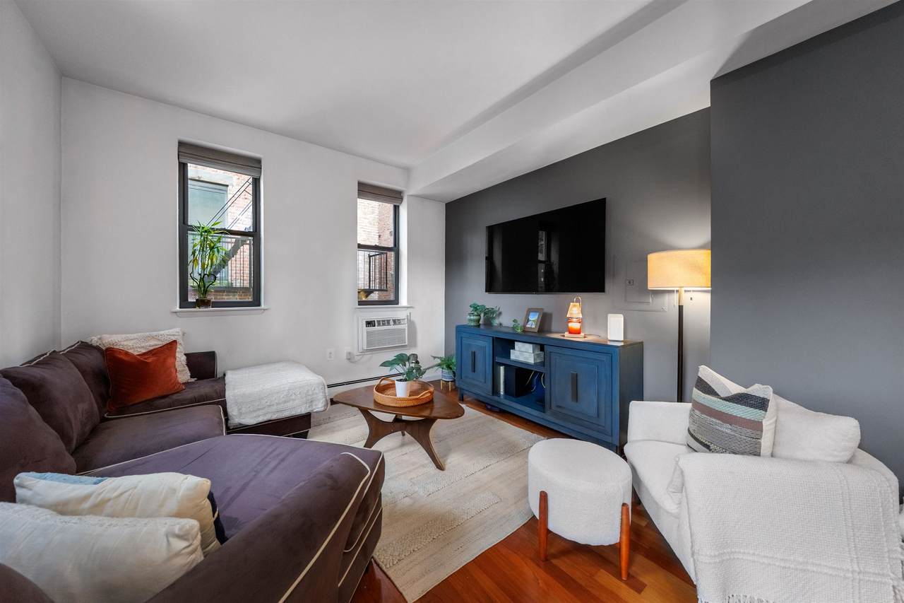 168 Coles St - Photo 1