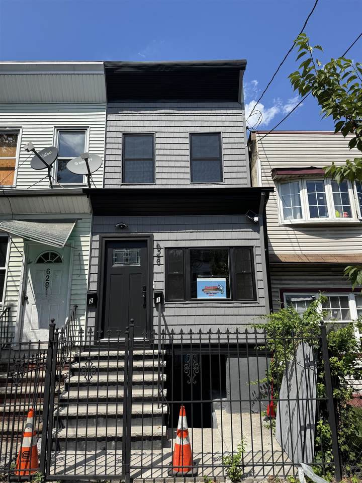 628 Bramhall Ave - Photo 1