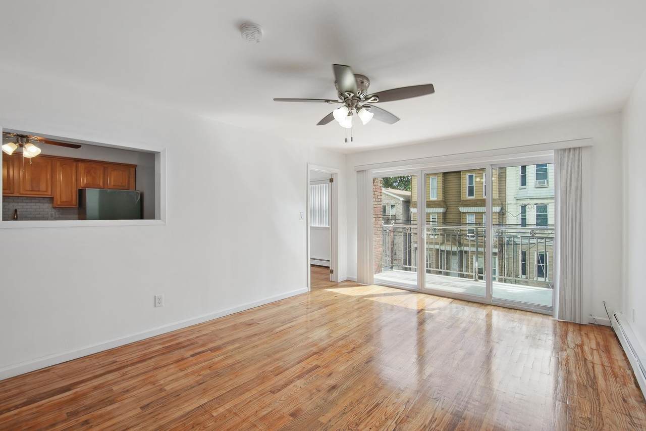 140 Hopkins Ave - Photo 1