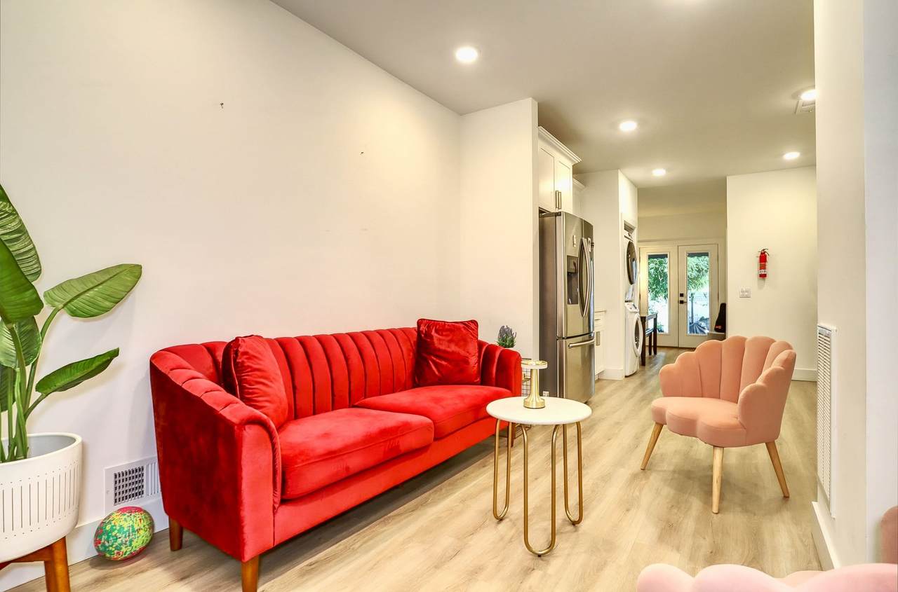 204 19TH ST - Photo 1