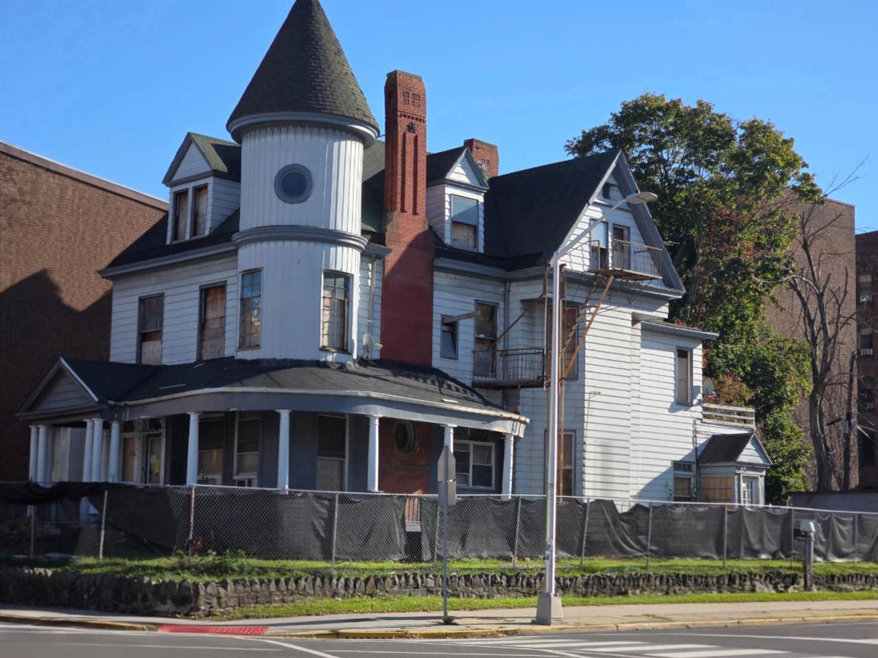 815 Montgomery St - Photo 1