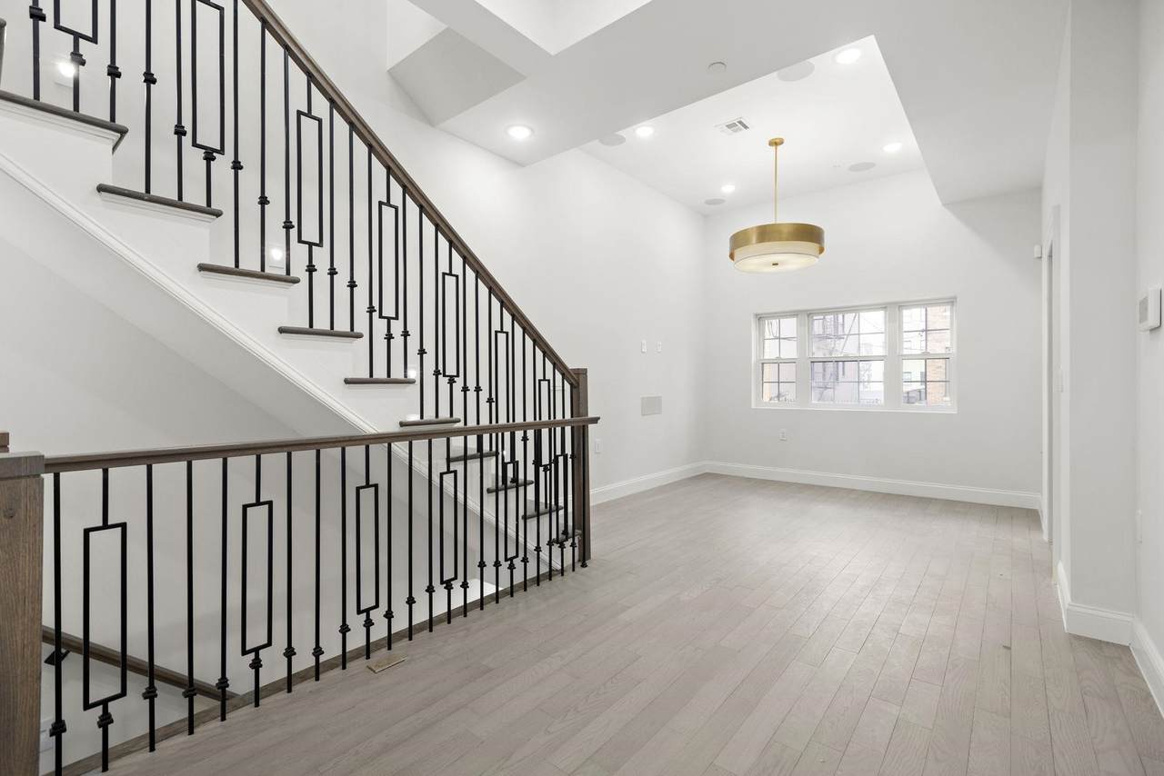 133 Clifton Pl - Photo 1