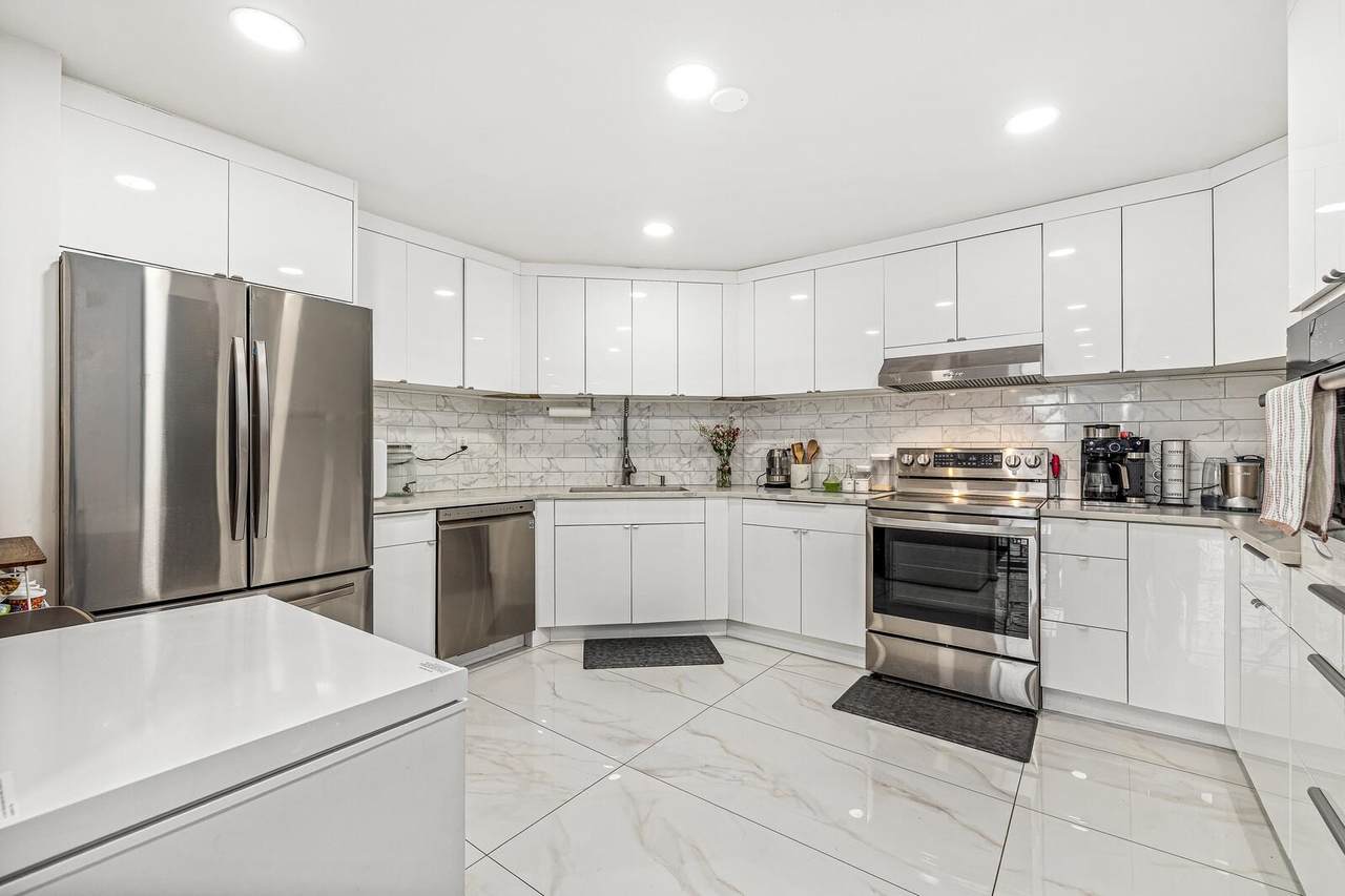 427 Harmon Cove Tower - Photo 1