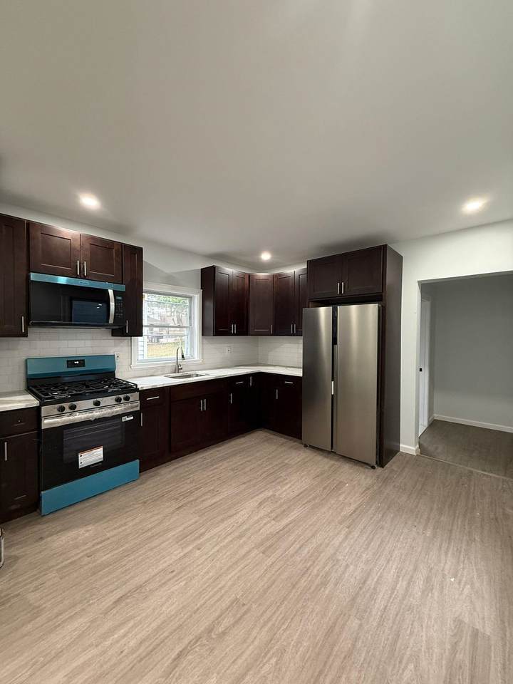 407 Elm St - Photo 1