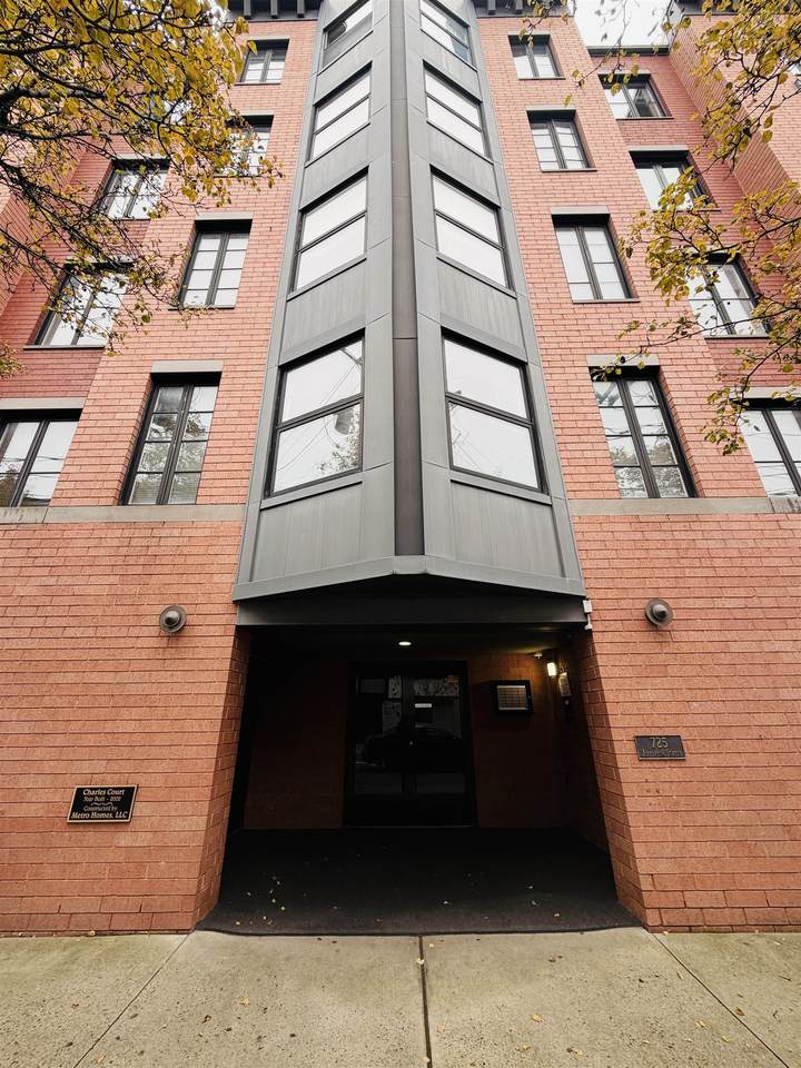 725 Jefferson St - Photo 1