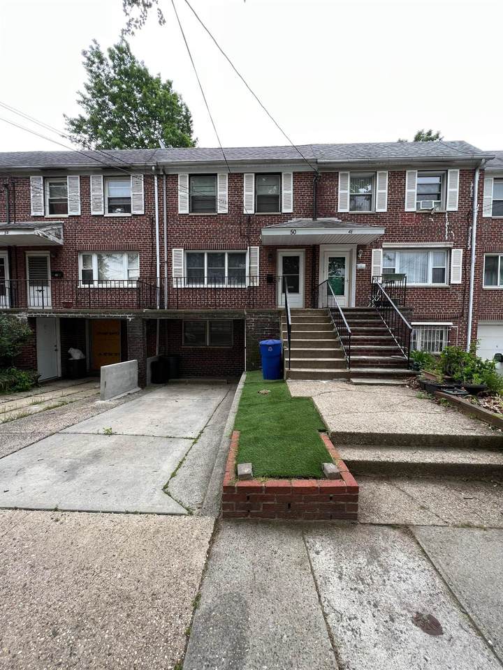 50 College St - Photo 1