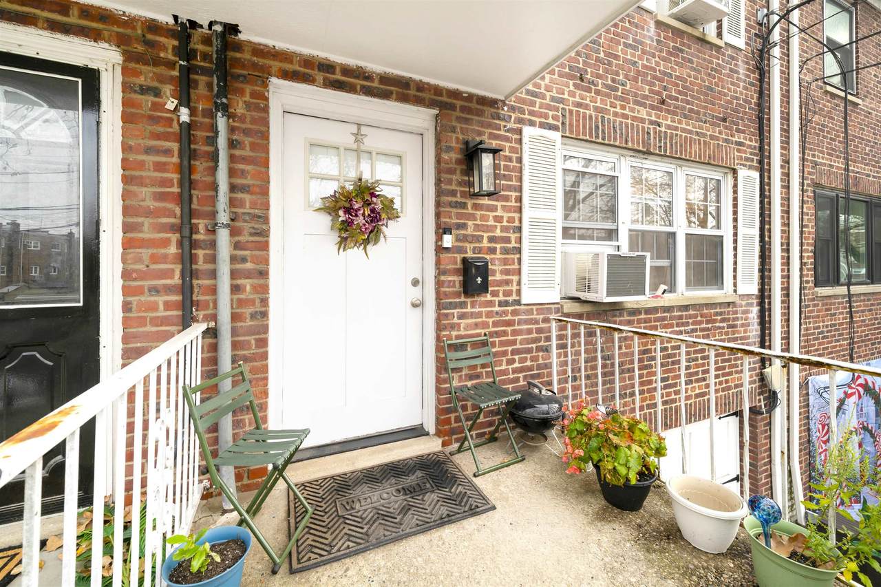 64 College St - Photo 1