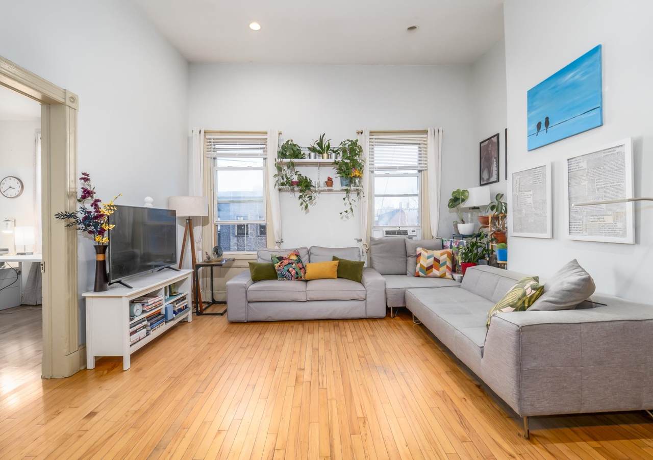 225 Pine St - Photo 1