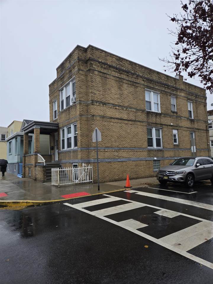 540 61ST ST - Photo 1