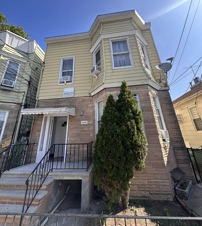 608 57TH ST - Photo 1