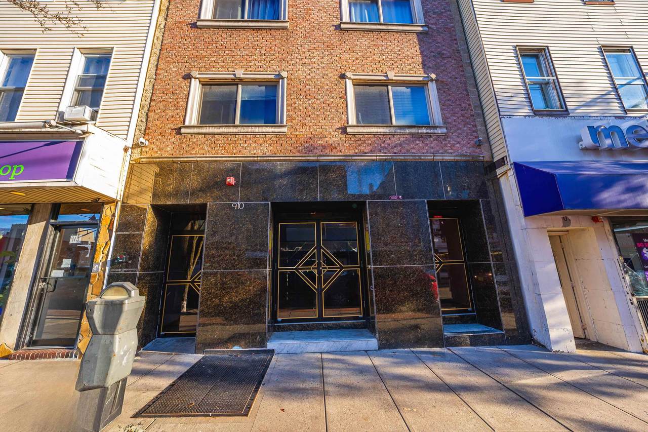 910 Summit Ave - Photo 1