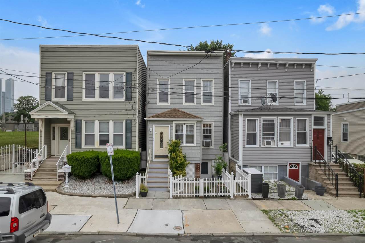 470 Mallory Ave - Photo 1