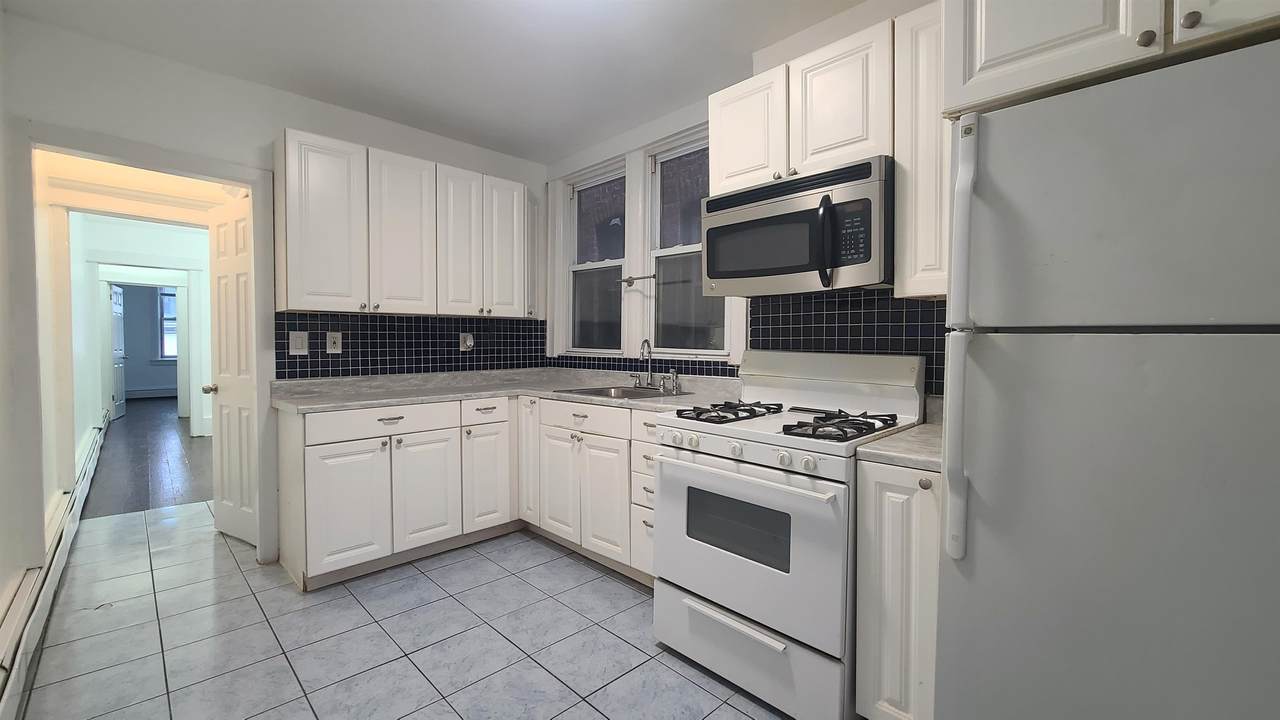 405 61ST ST - Photo 1