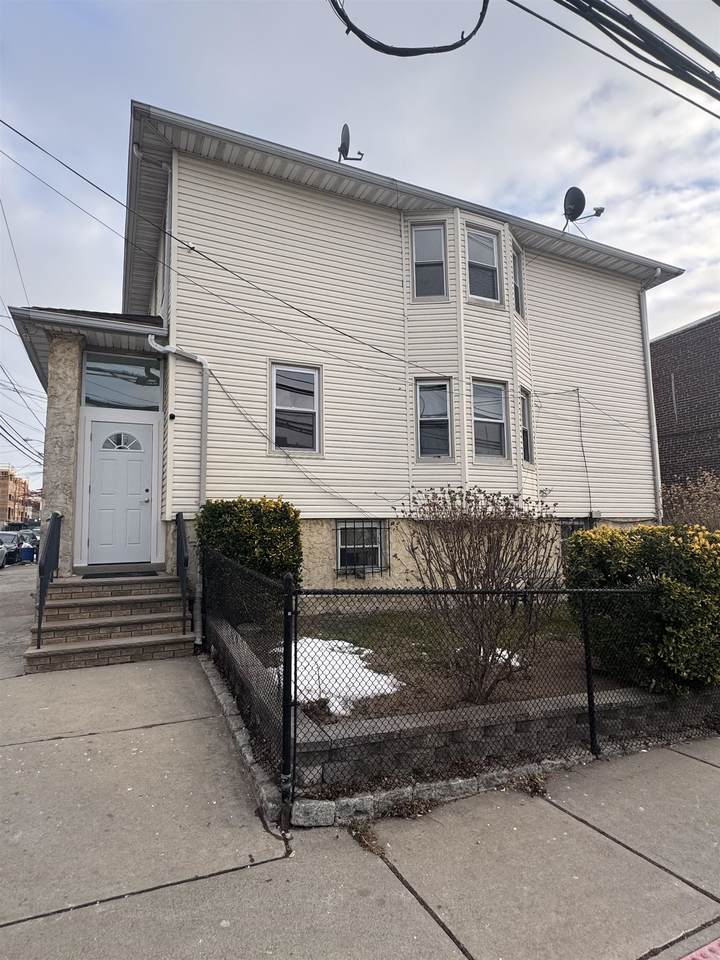 1417 6TH ST - Photo 1