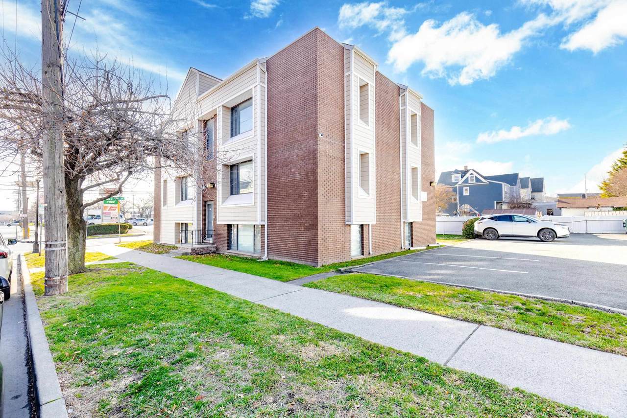 100 Lakeview Ave - Photo 1