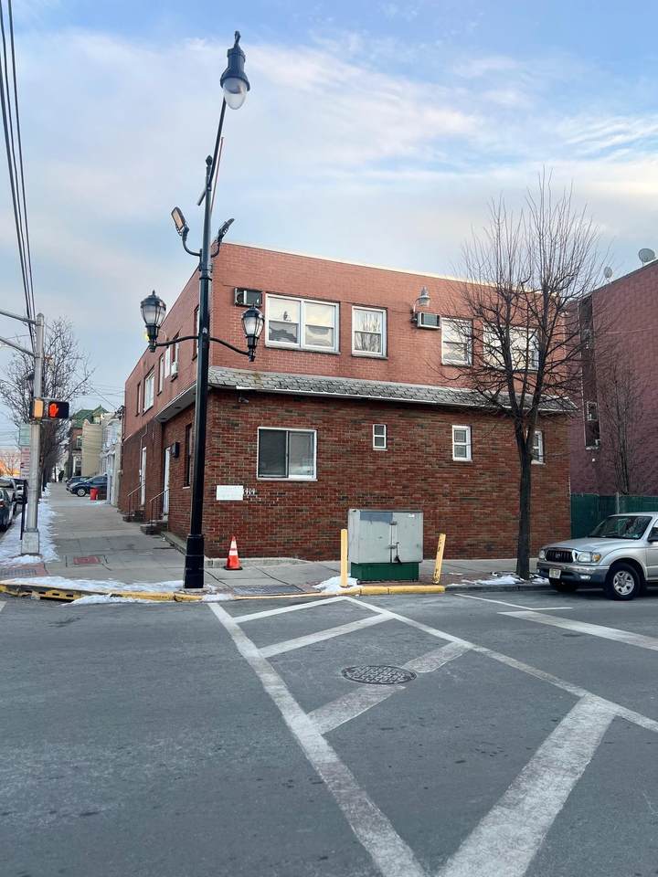 1414-1412 Summit Ave - Photo 1