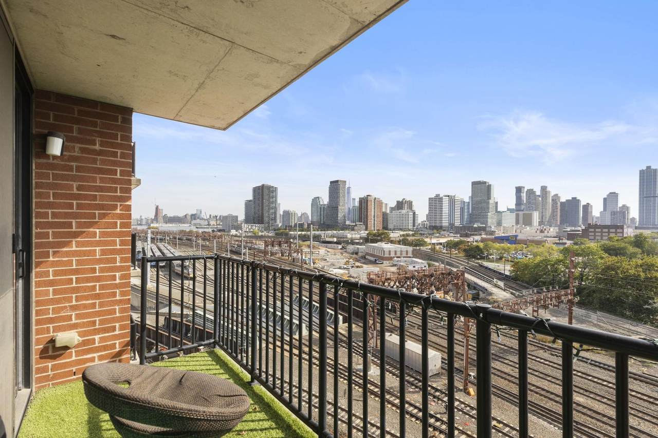 700 Grove St - Photo 1