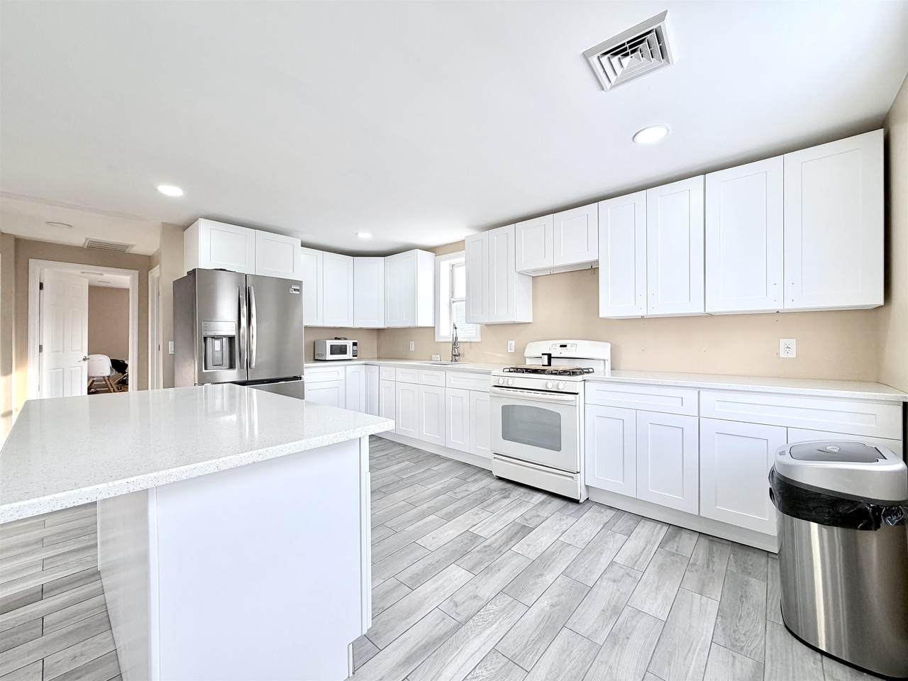 1572 Summit Ave - Photo 1