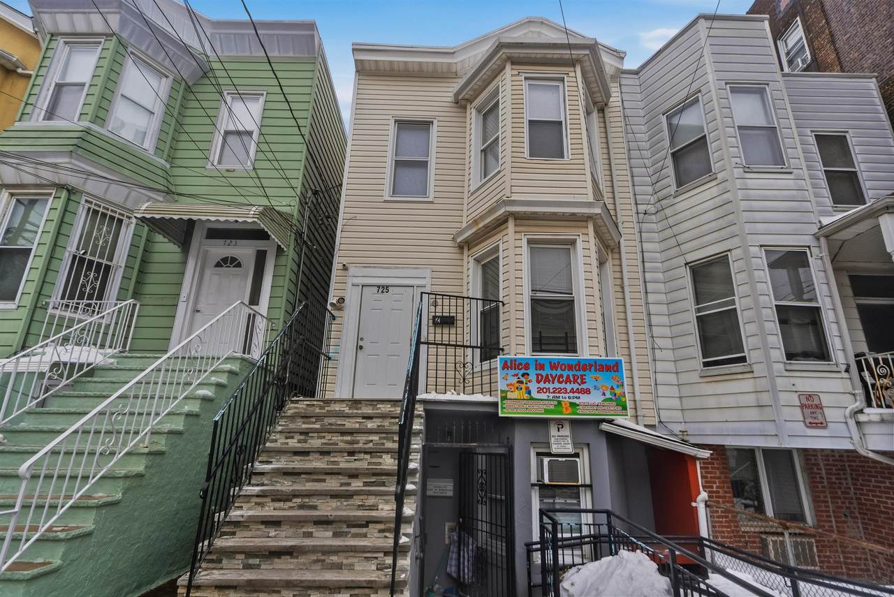 725 17TH ST - Photo 1