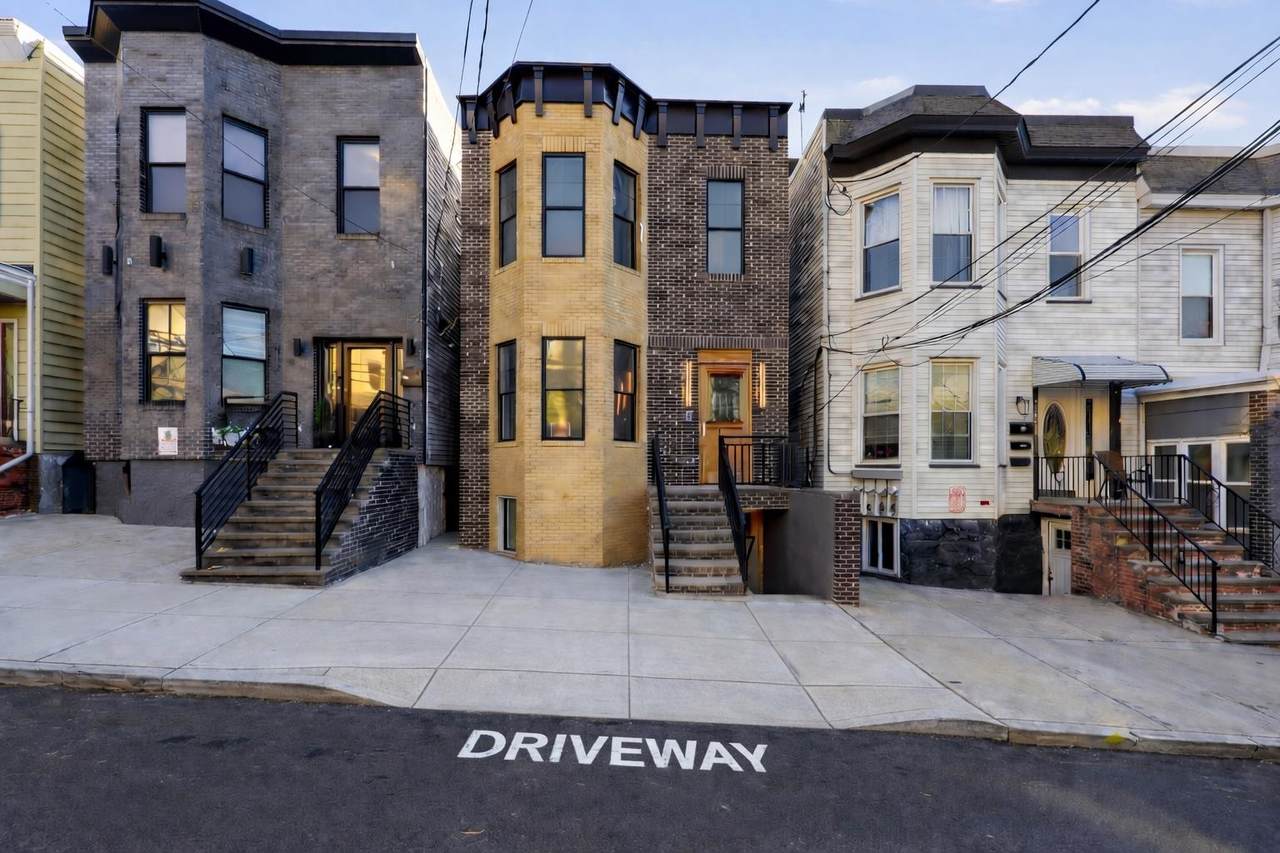 821 18TH ST - Photo 1