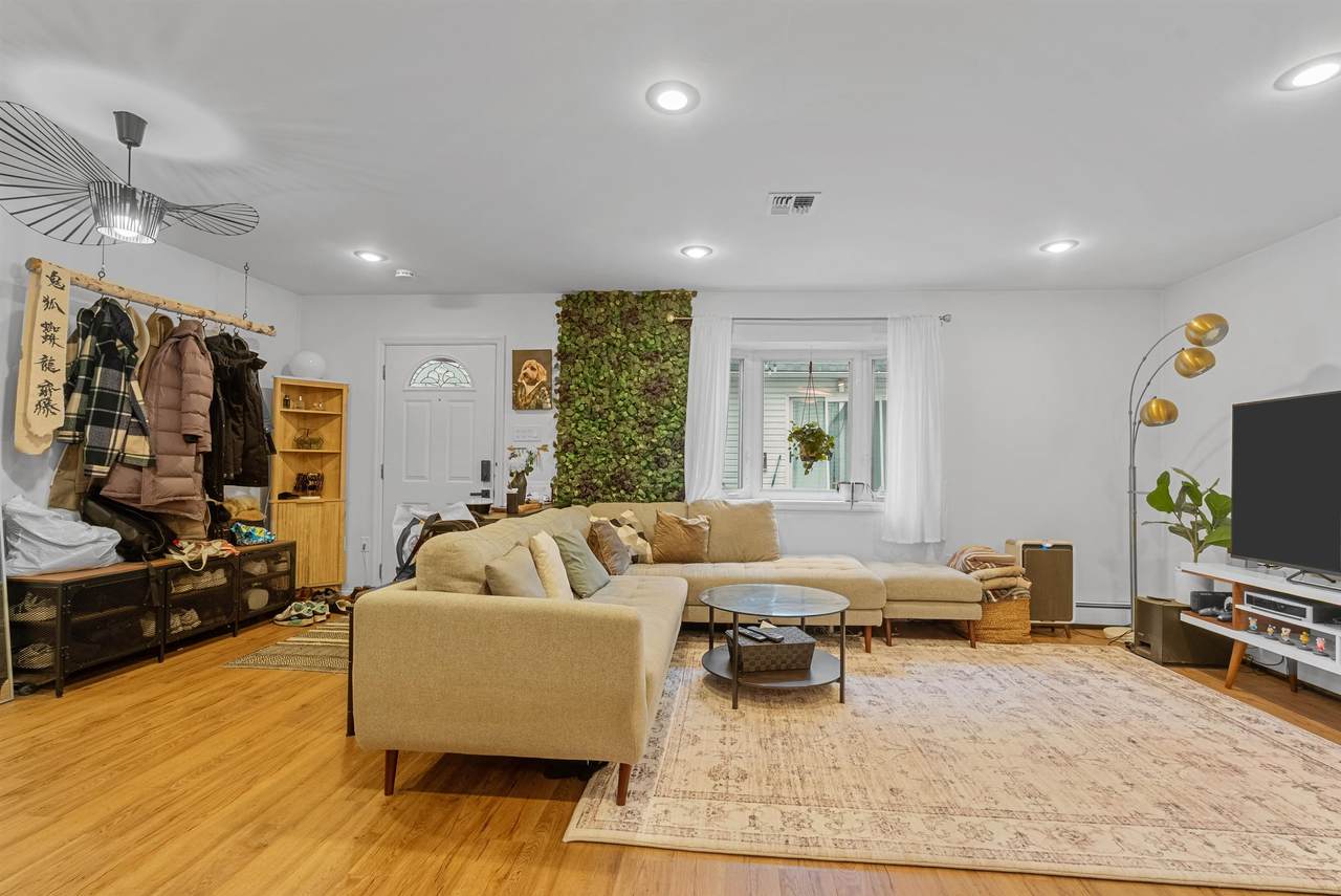 515 44TH ST - Photo 1