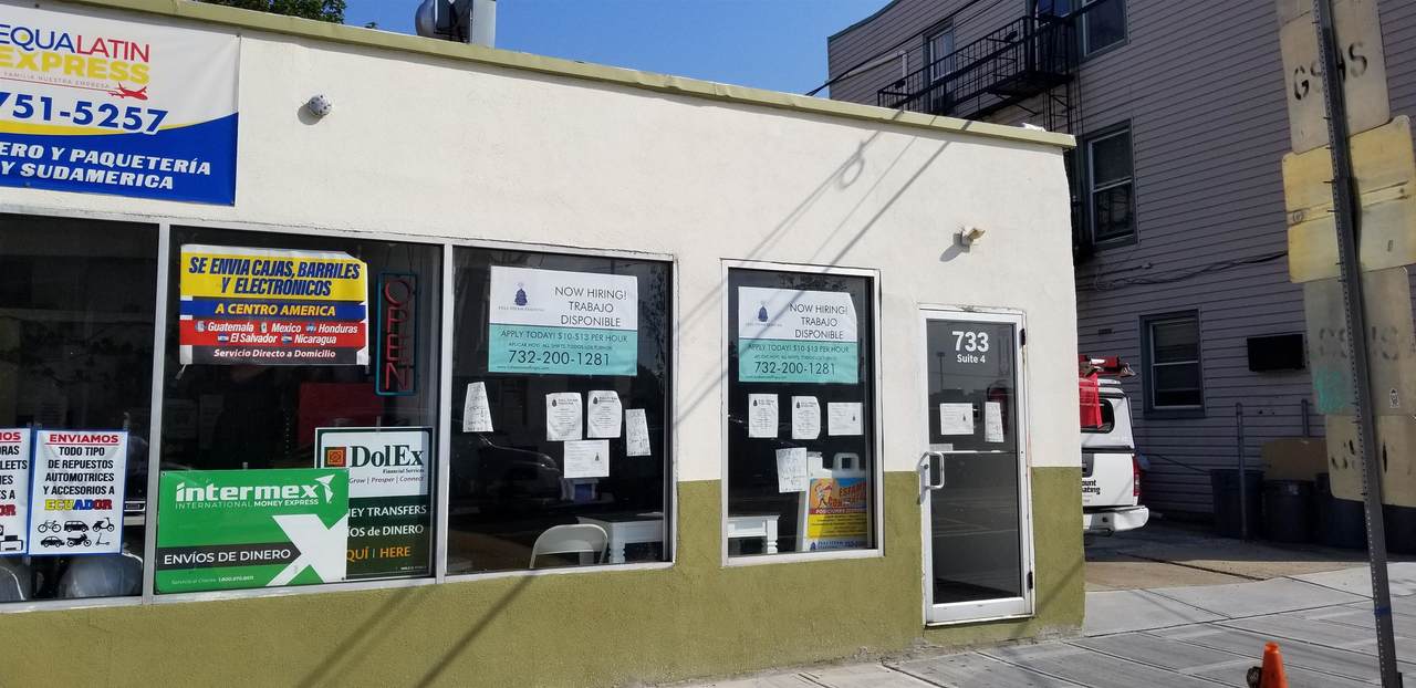 733 32ND ST - Photo 1