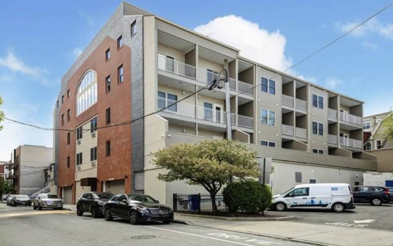 545 39TH ST - Photo 1