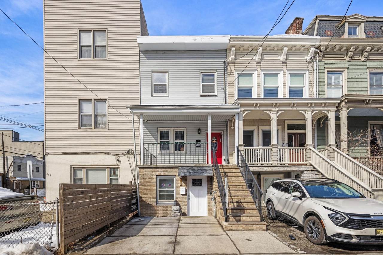 961A Summit Ave - Photo 1