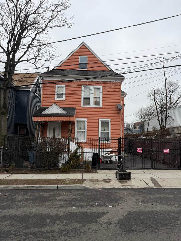 483 Cary St - Photo 1