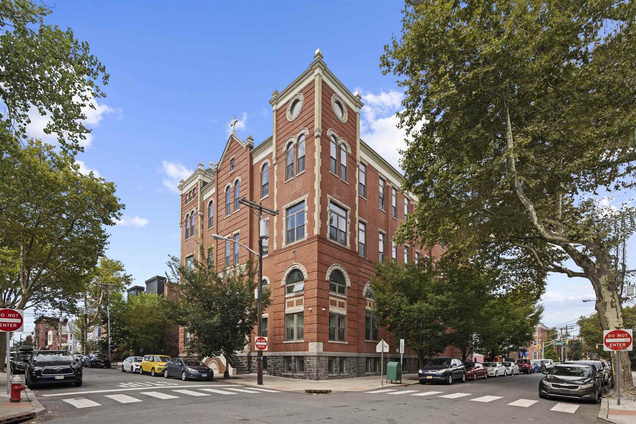 305 Whiton St - Photo 1