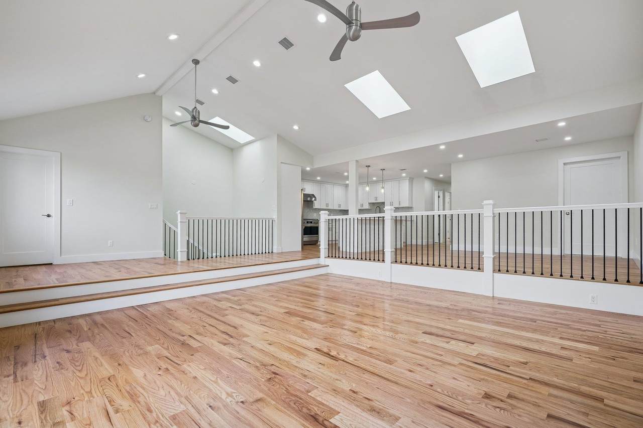 927 Pavonia Ave - Photo 1