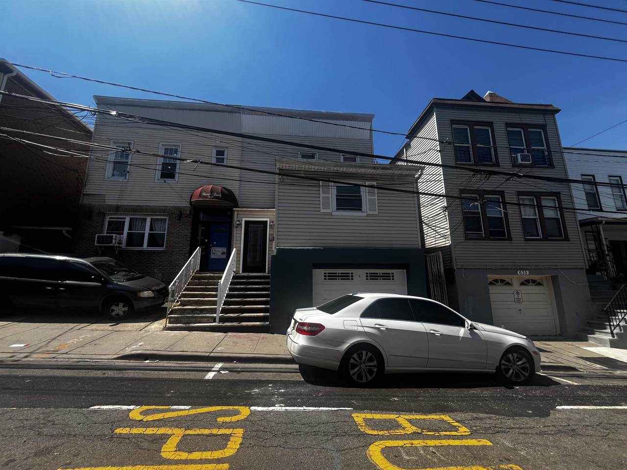 633 37TH ST - Photo 1