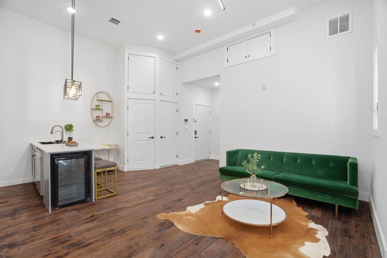 104 Glenwood Ave - Photo 1