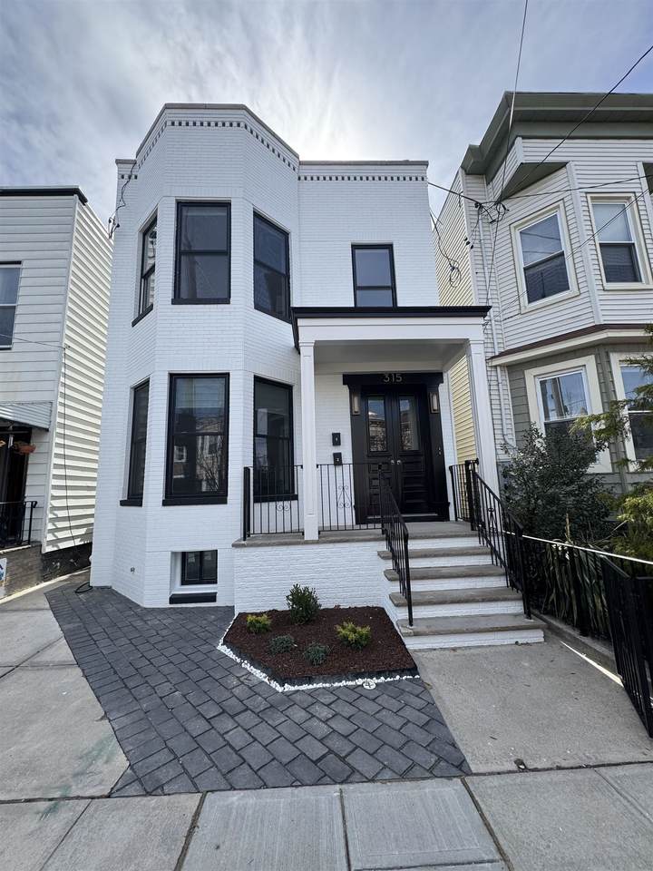 315 25TH ST - Photo 1