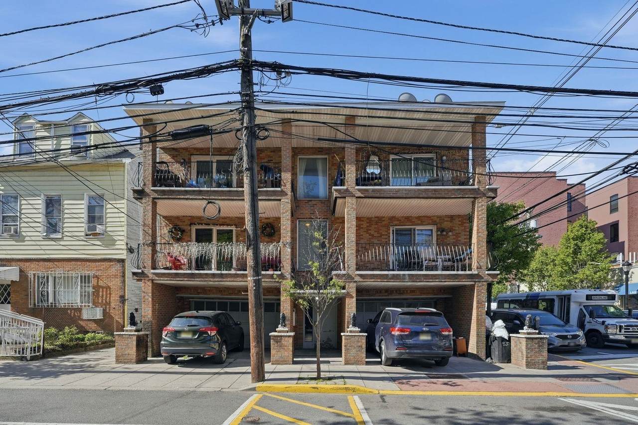 325 39TH ST - Photo 1