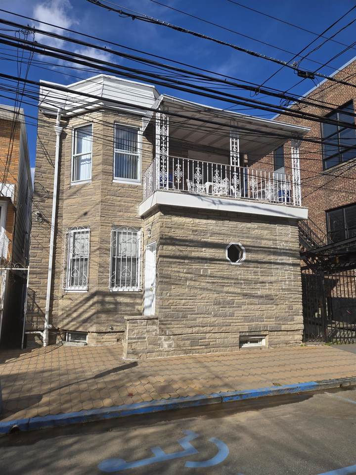 600 56TH ST - Photo 1