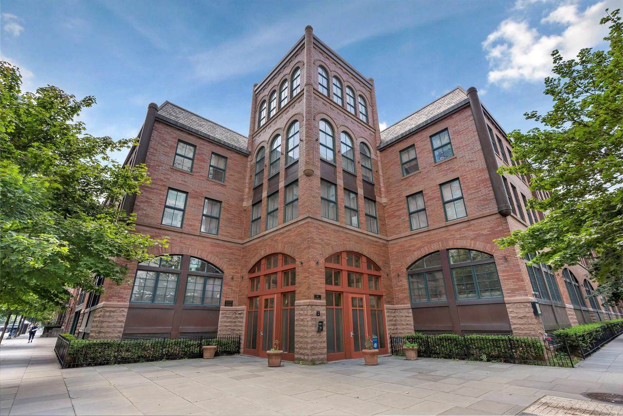 61 Grand St - Photo 1