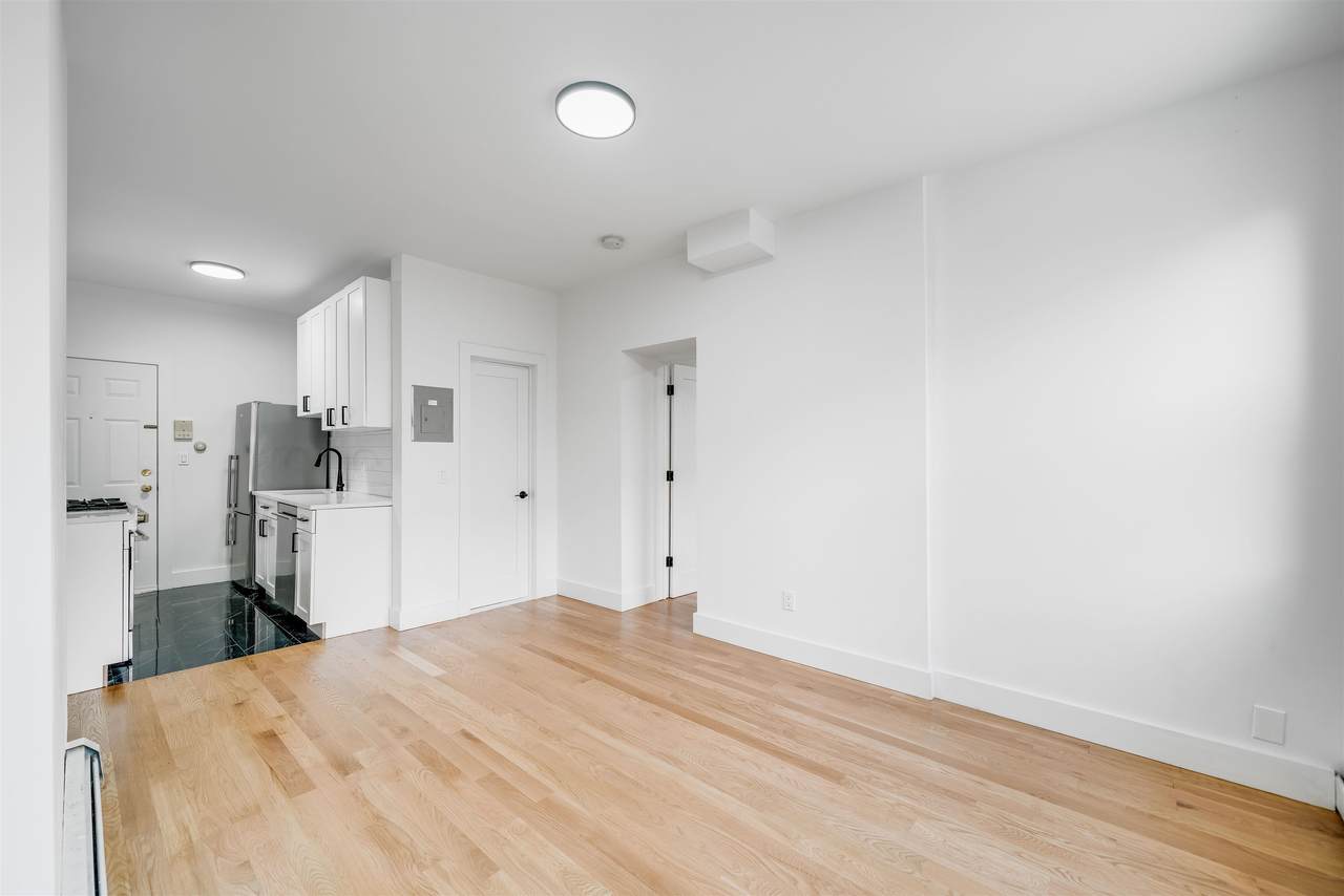 216 Jefferson St - Photo 1